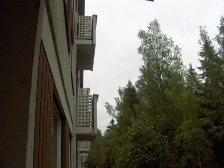 Korjatut parvekkeet Kemmolantie 12
